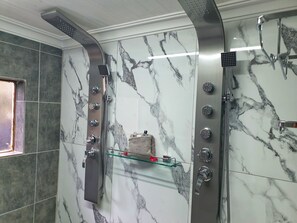 Exclusive-Ferienhaus | Badezimmer | Kostenlose Toilettenartikel, Handtücher, Seife, Shampoo