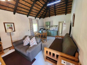 Living area - Mountain View Cottages Self Catering (Drakensberg Gardens)