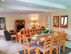 Living area - Mountain View Cottages Self Catering (Drakensberg Gardens)