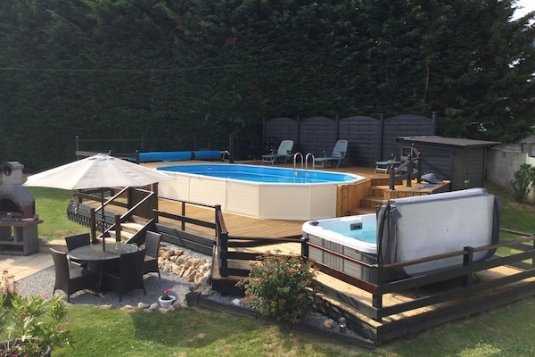 Una piscina al aire libre, una piscina climatizada