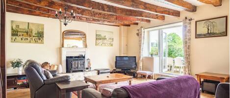 Smart-tv, een open haard, videospelletjes en een dvd-speler