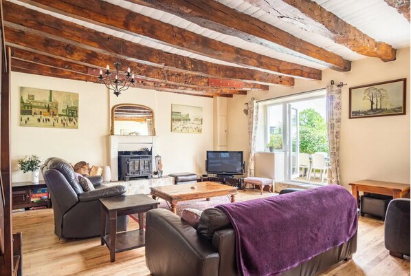 Smart-tv, een open haard, videospelletjes en een dvd-speler