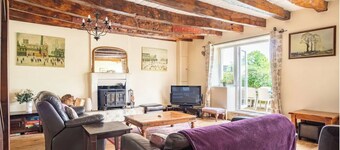 Grande maison avec piscine, terrasse, spa, bar et salle de jeux. Chambres en suite