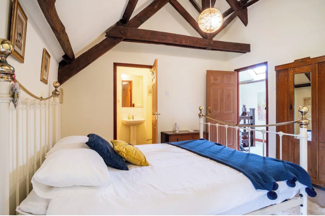 6 slaapkamers, een strijkplank/strijkijzer, reisbedje, gratis wifi