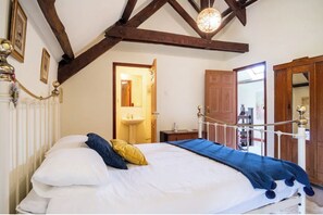 6 slaapkamers, een strijkplank/strijkijzer, reisbedje, gratis wifi