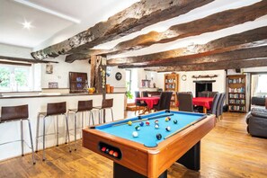 Game room - Large Family Friendly farmhouse with Pool, Hot-tub , Bar and Games Room.  (Mohon)