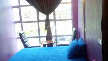 Habitación superior con 2 camas individuales | Wifi gratis y ropa de cama