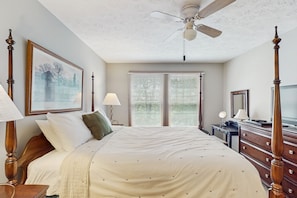 3 bedrooms, free Internet, bed sheets - Cozy, warm, & inviting home with wood fireplace & beautiful views (Tannersville)