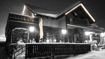Ein Holzhaus mit Balkon und Treppe.