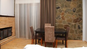 Suite | Living room | Flat-screen TV - Noel Hotel Bakuriani (Borjomi)