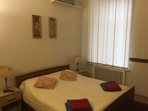 3 bedrooms, iron/ironing board, WiFi, bed sheets