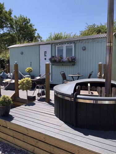 Large New Forest Shepherds Hut and Scandinavian Hot Tub with hydro massager <br><br>