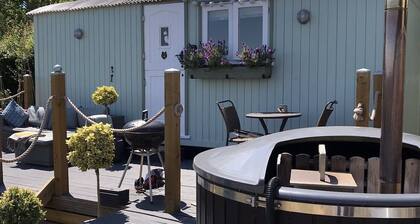 Large New Forest Shepherds Hut and Scandinavian Hot Tub with hydro massager <br><br>