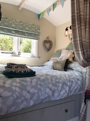 2 bedrooms, bed sheets