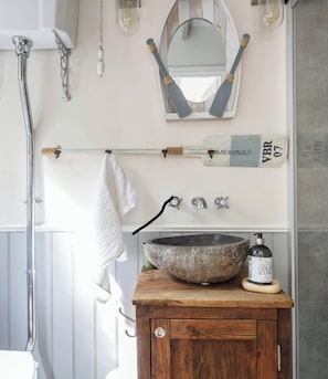 Dusche, Regendusche, Haartrockner, Handtücher