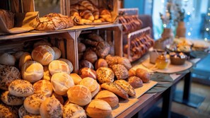 Una vitrina de panadería con distintos tipos de pan y pasteles.