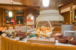 Daily buffet breakfast (EUR 14.9 per person)