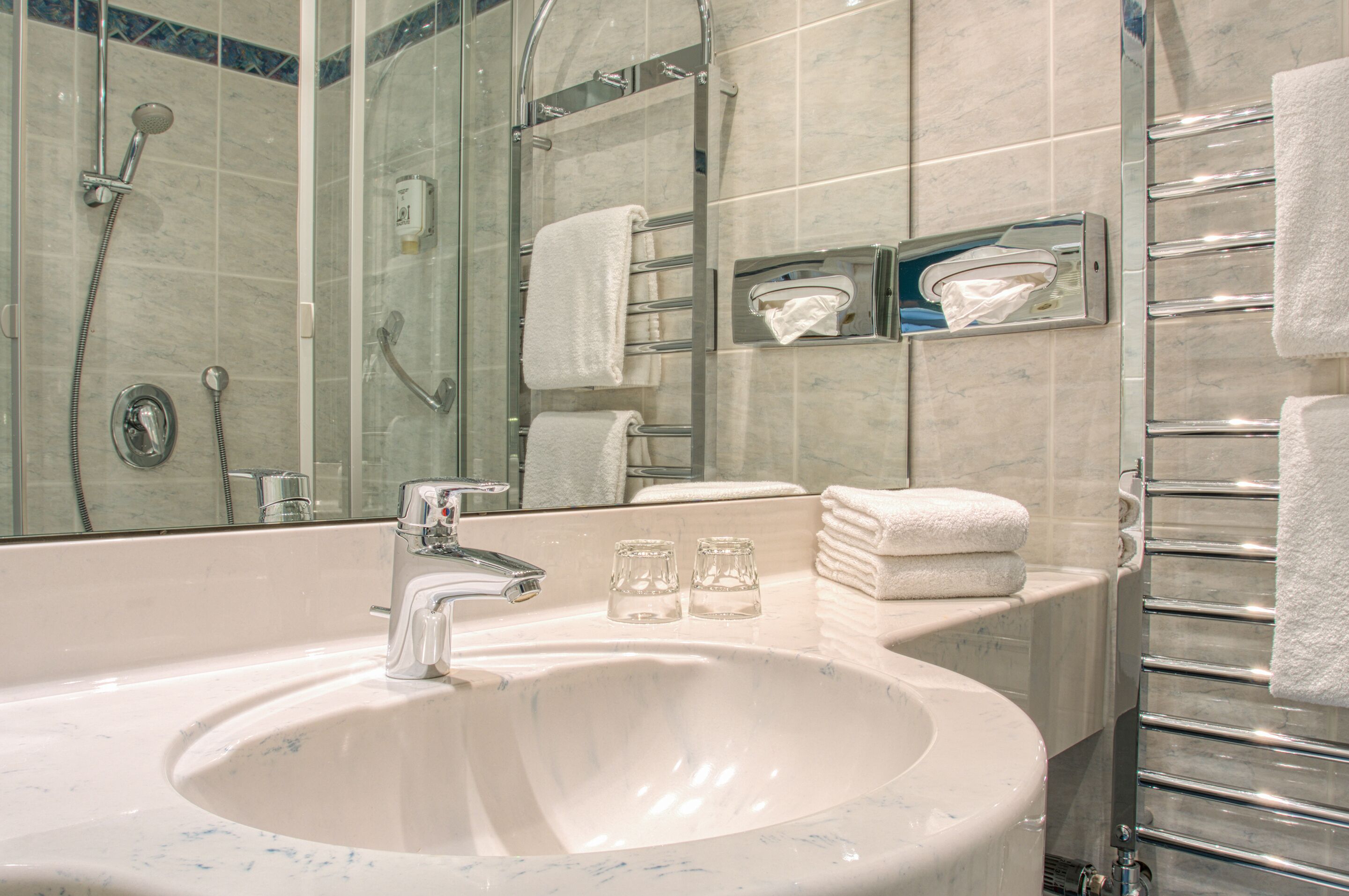 standard double room | bathroom | shower, towels