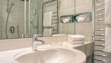 Standard Double Room | Bathroom | Shower, towels