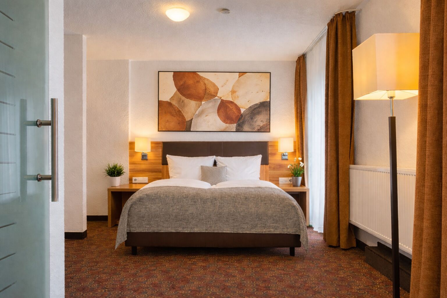 Allergikerbettwaren, Schreibtisch, Verdunkelungsvorhänge