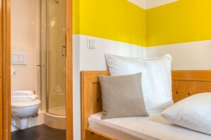 Chambre Simple Standard | Salle de bain | Douche, serviettes fournies