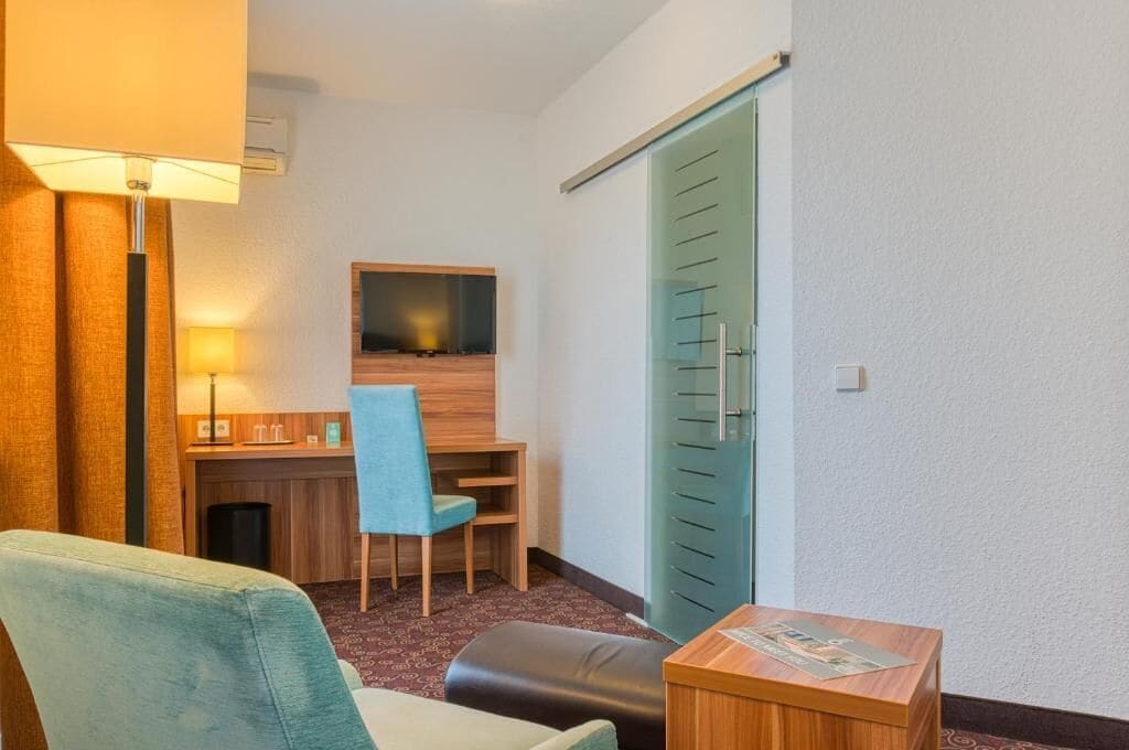 Allergikerbettwaren, Schreibtisch, Verdunkelungsvorhänge