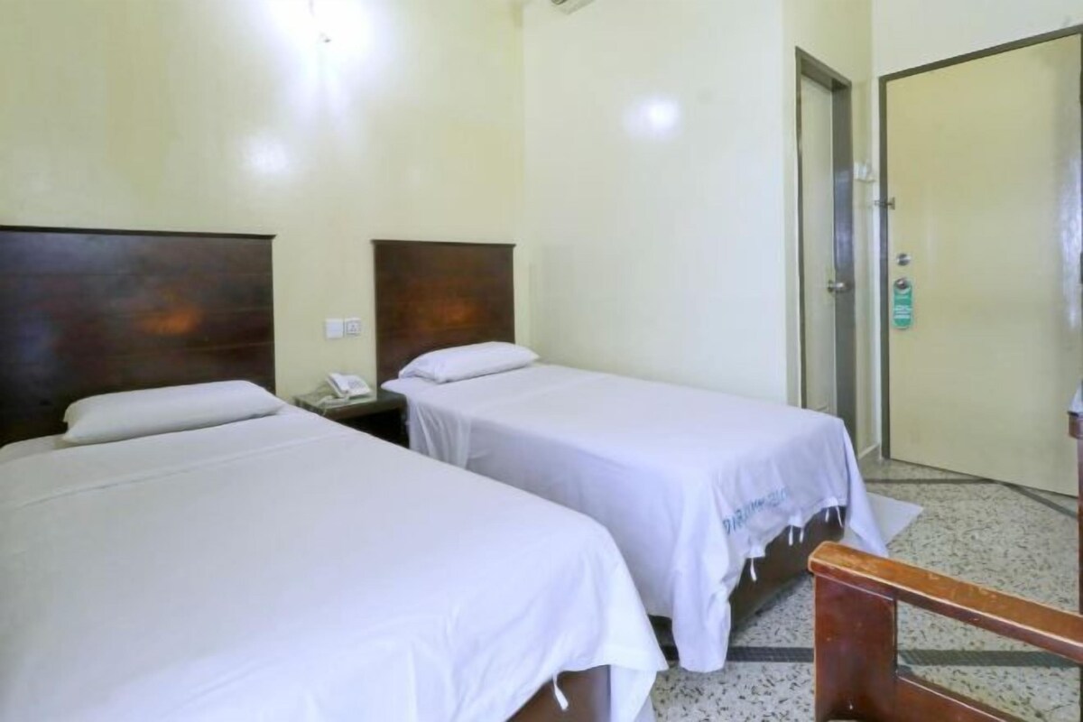 Escritorio, cortinas opacas, tabla de planchar con plancha y wifi gratis