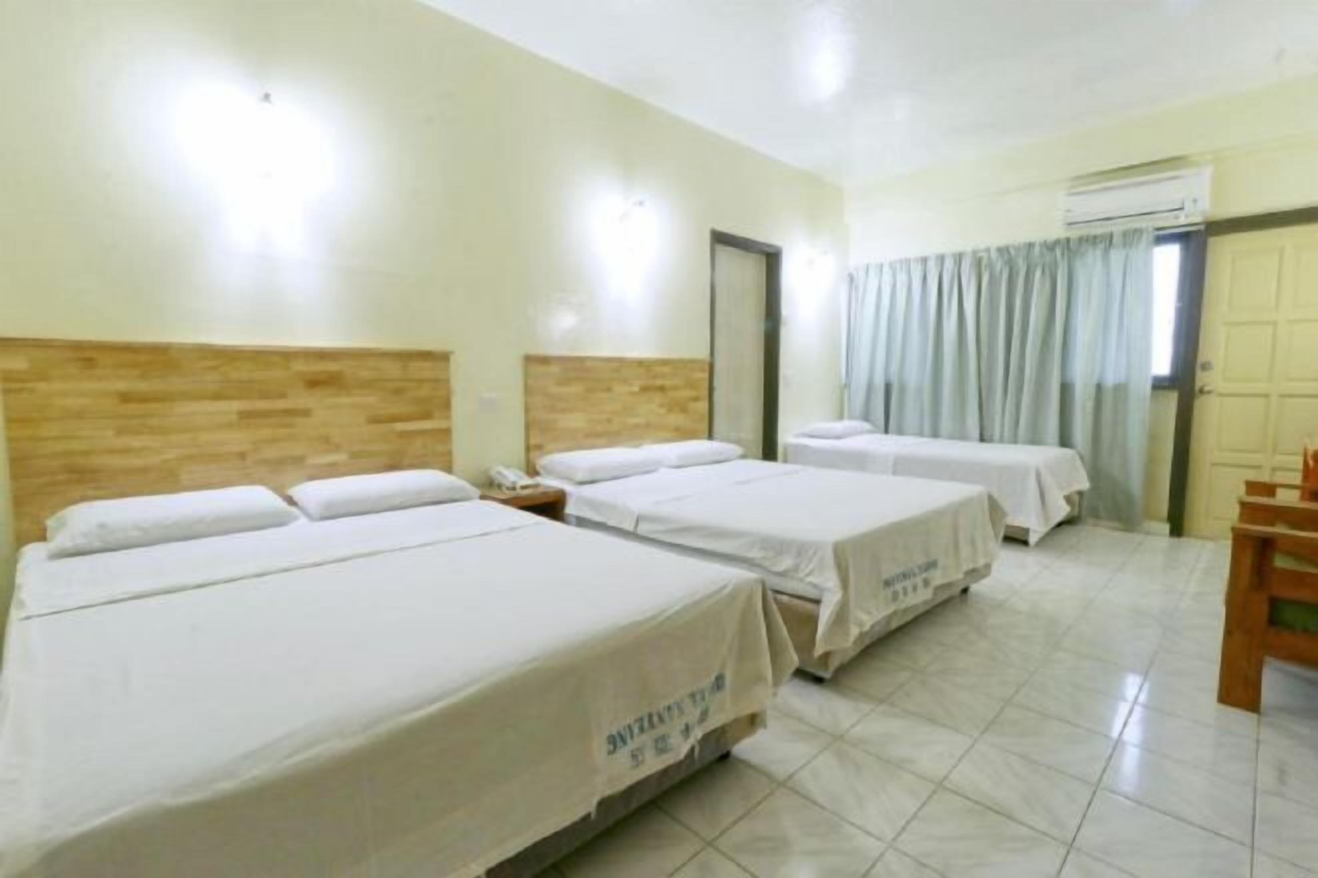 Schreibtisch, Verdunkelungsvorhänge, Bügeleisen/Bügelbrett