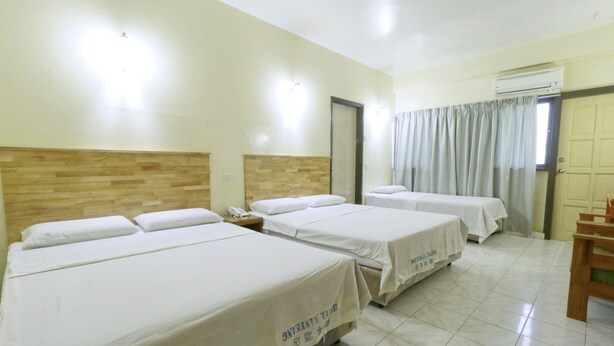 Kamar Keluarga | Meja kerja, tirai kedap cahaya, setrika/meja setrika, dan Wi-Fi gratis