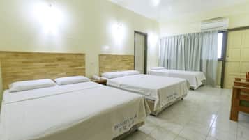 Habitación familiar | Escritorio, cortinas blackout y tabla de planchar con plancha