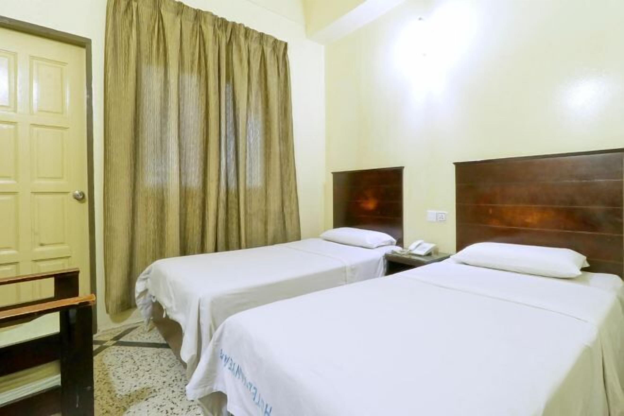 Schreibtisch, Verdunkelungsvorhänge, Bügeleisen/Bügelbrett