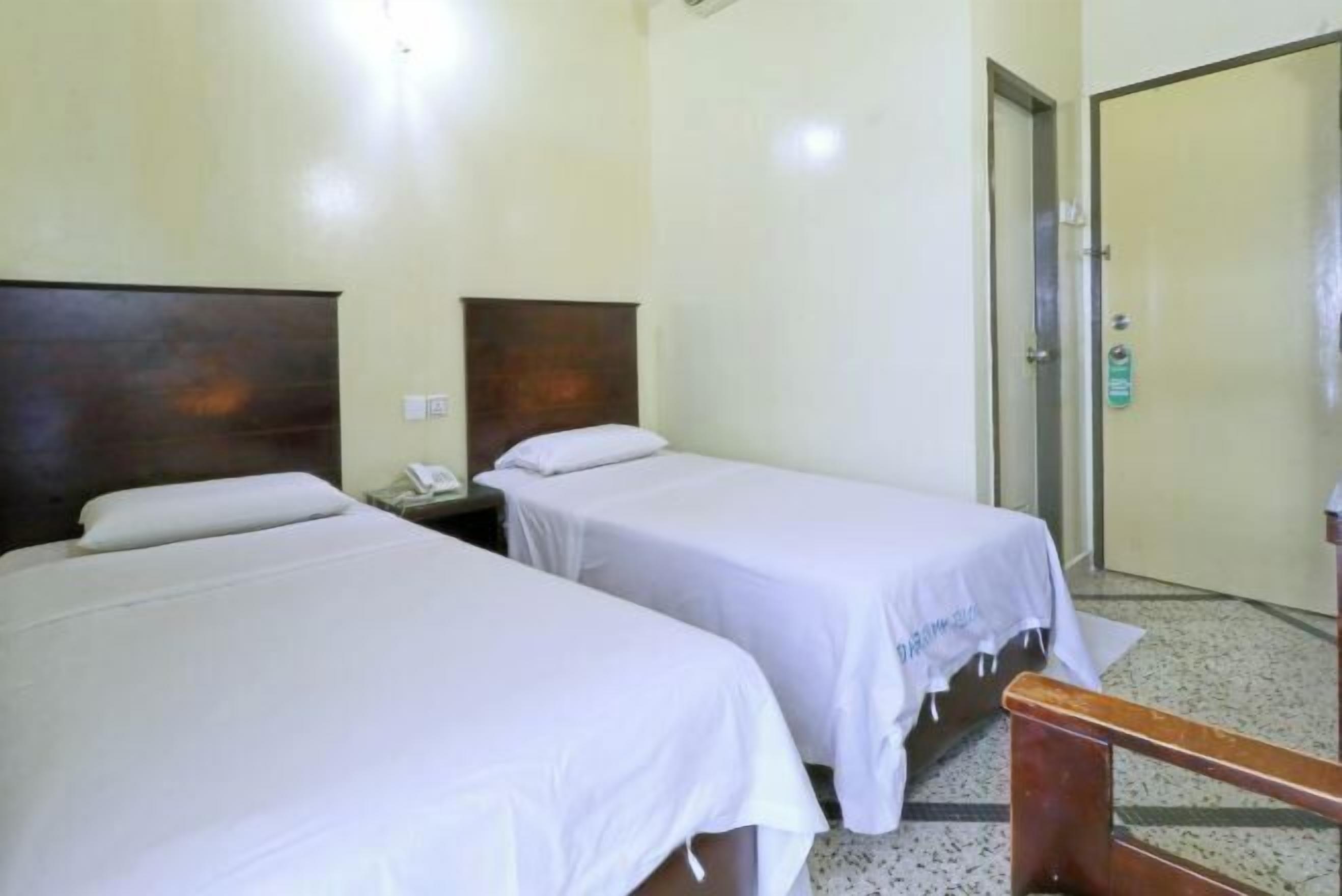 Schreibtisch, Verdunkelungsvorhänge, Bügeleisen/Bügelbrett