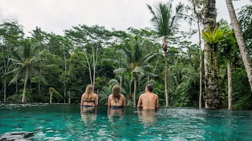 Una piscina al aire libre, sillones reclinables de piscina