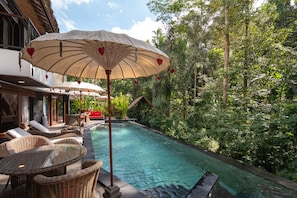 Outdoor pool, pool loungers - Keliki Luxury Lodge (Tegallalang)