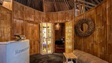 Salas de tratamiento para parejas, una bañera de hidromasaje