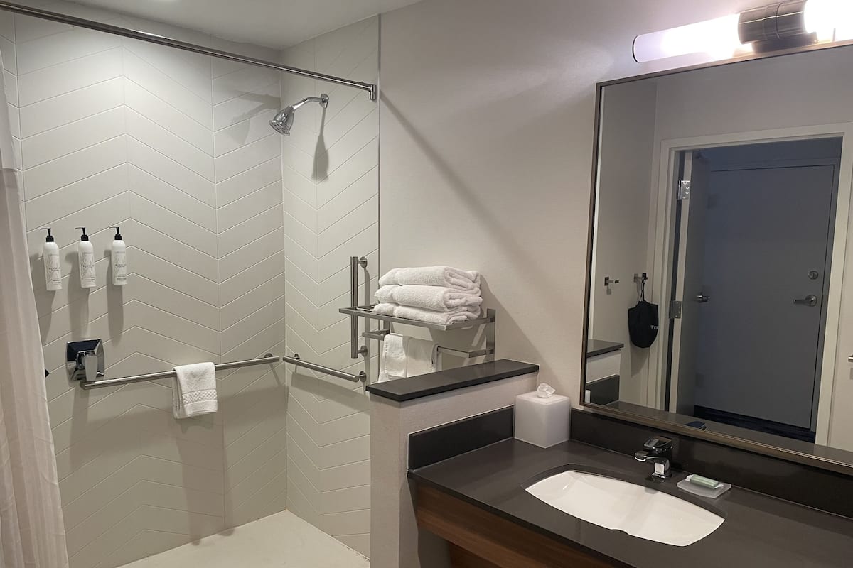 Zimmer, 1 King-Bett (Mobility Accessible, Roll-in Shower) | Badezimmer