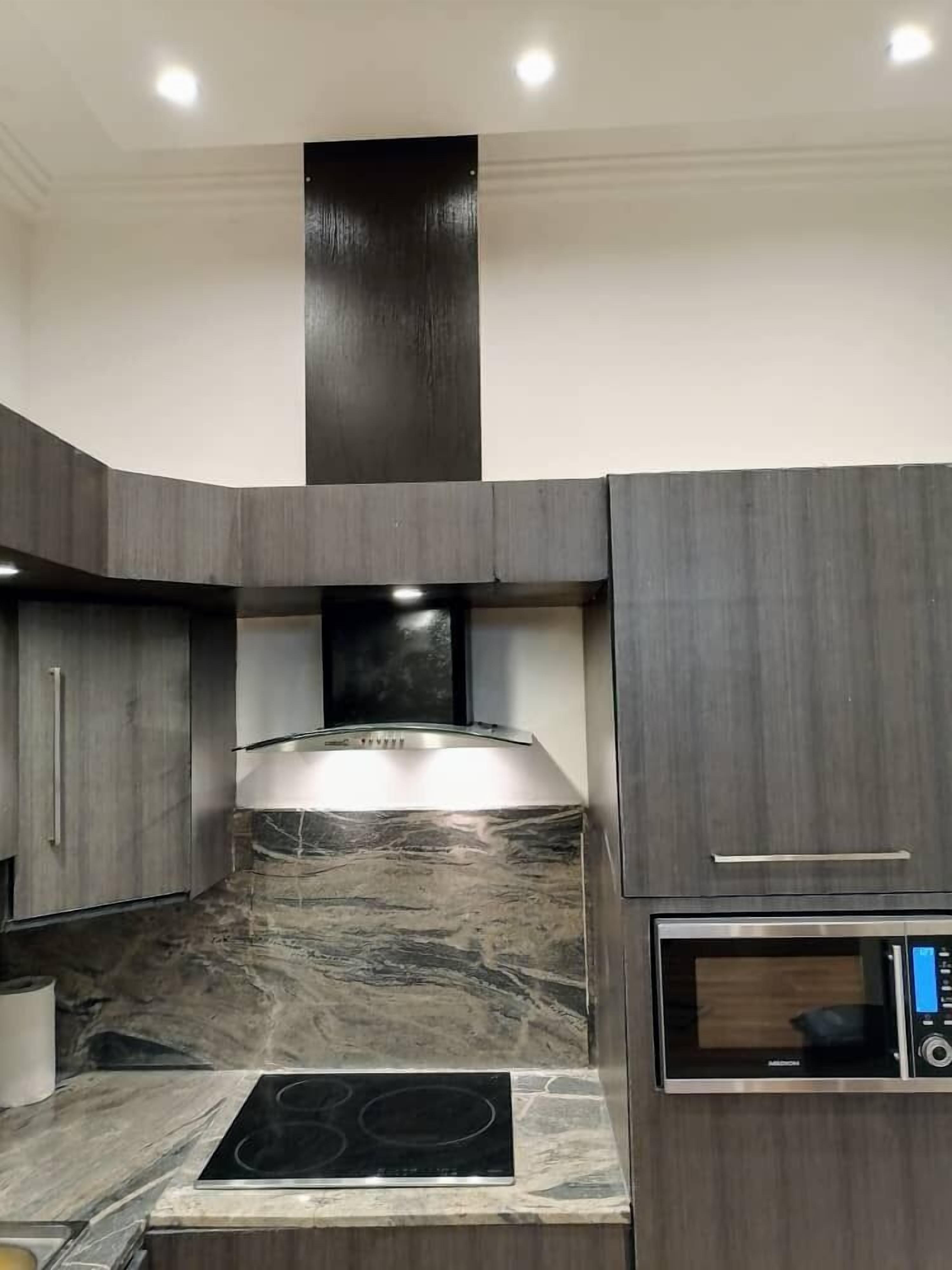 Estudio Confort | Cocina privada | Refrigerador con congelador, microondas, horno y parrilla de estufa 