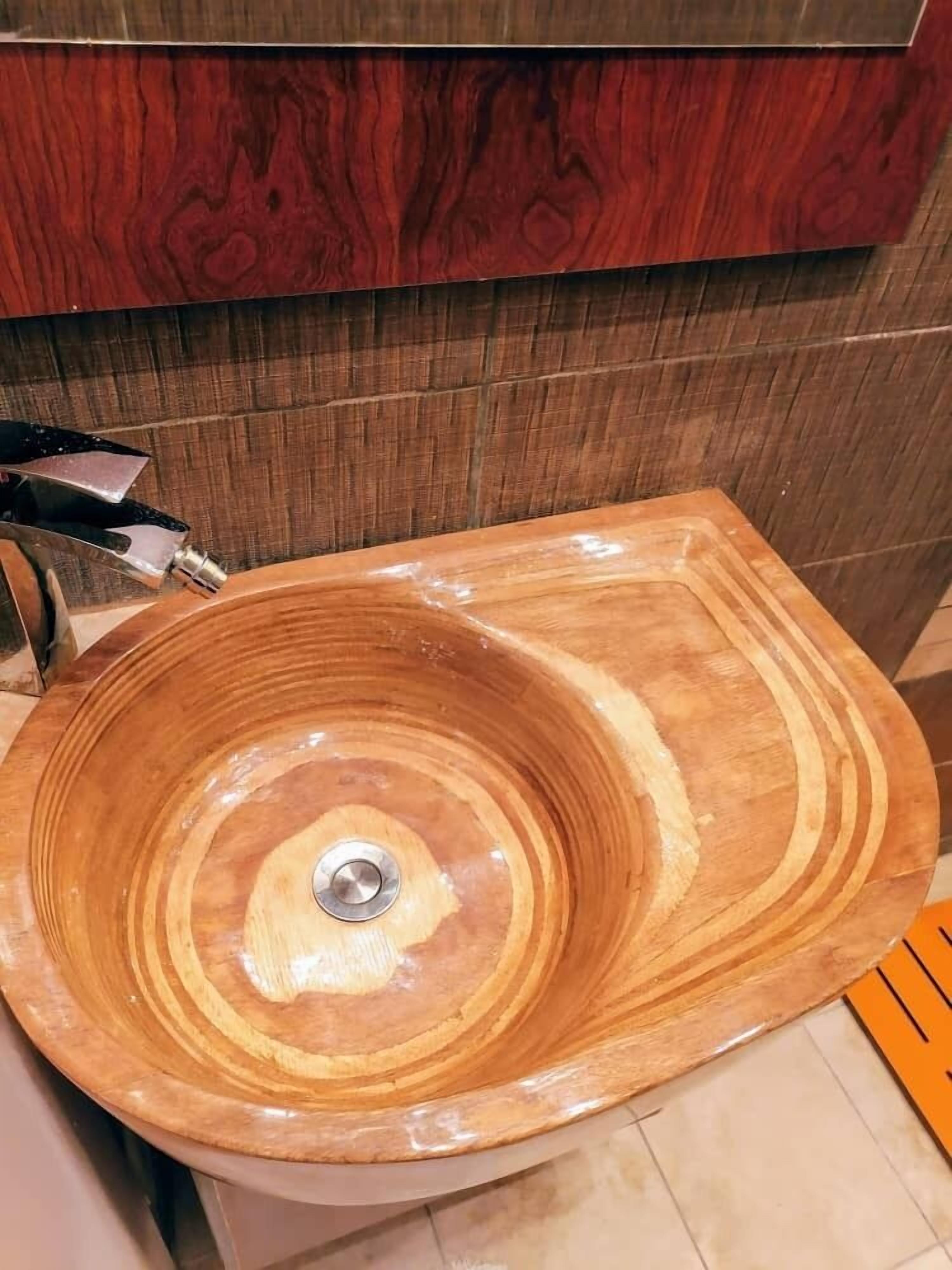 deluxe apartment, 3 bedrooms | bathroom | shower, rainfall showerhead, towels, toilet paper