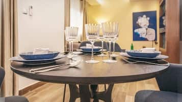 Appartamento Deluxe, 3 camere da letto | Area soggiorno | TV a schermo piatto 32 pollici con canali satellitari, TV