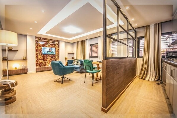 Comfort Studio | Living area | 32-inch flat-screen TV with satellite channels, TV - Appartement Meublé VIP Douala Bonapriso (Douala)