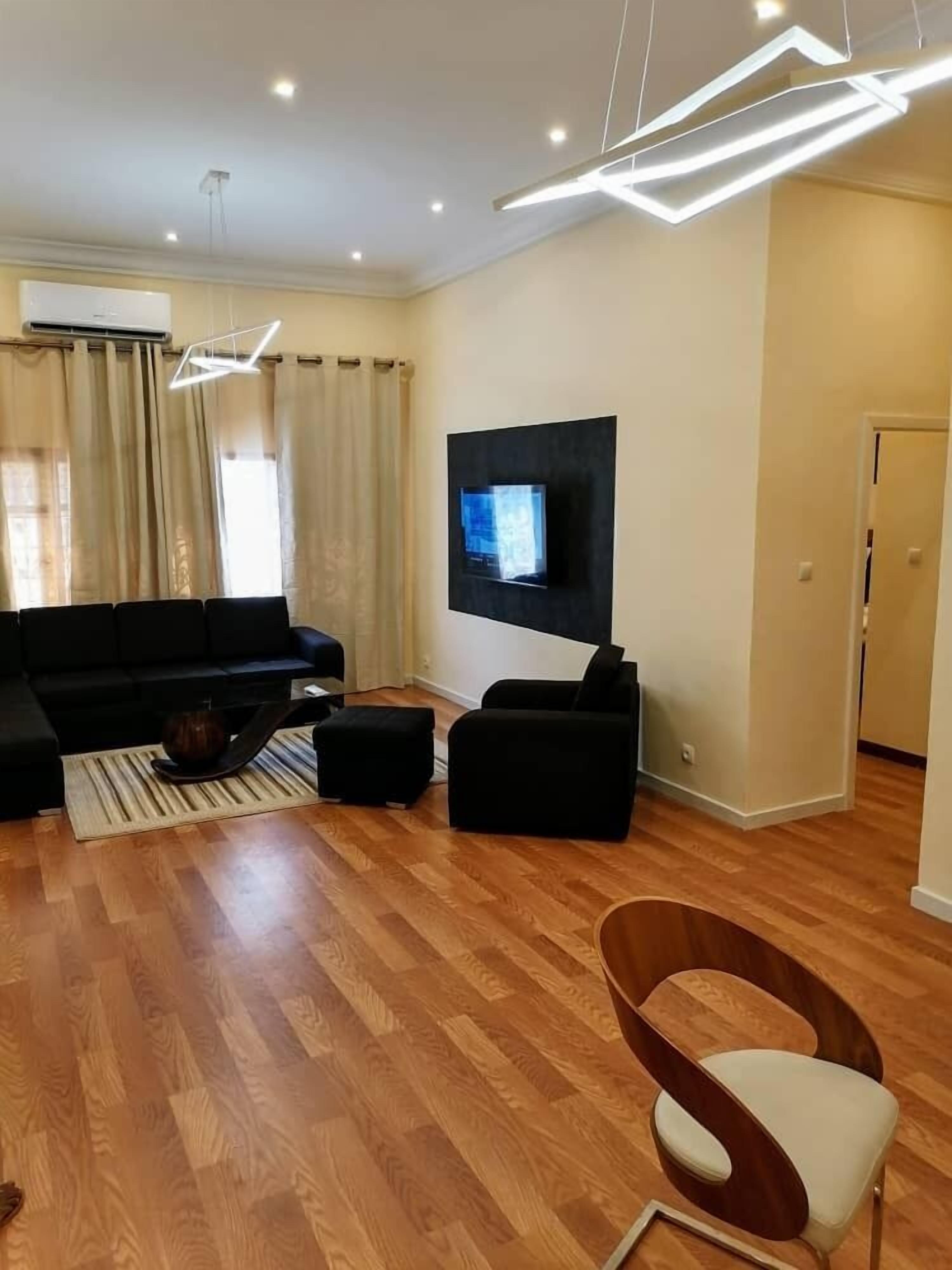 comfort suite, 1 bedroom | living area | 32-inch flat-screen tv with satellite channels, tv