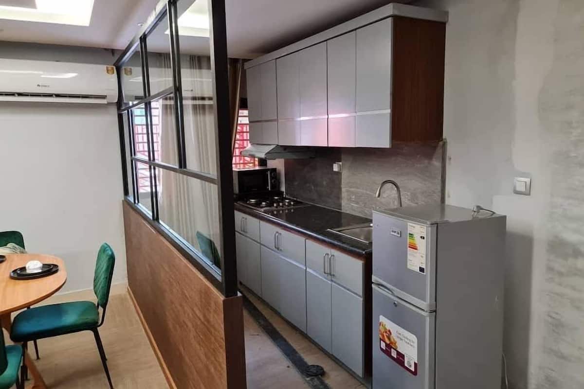 comfort studio | private kitchen | full-sized fridge, microwave, oven, stovetop