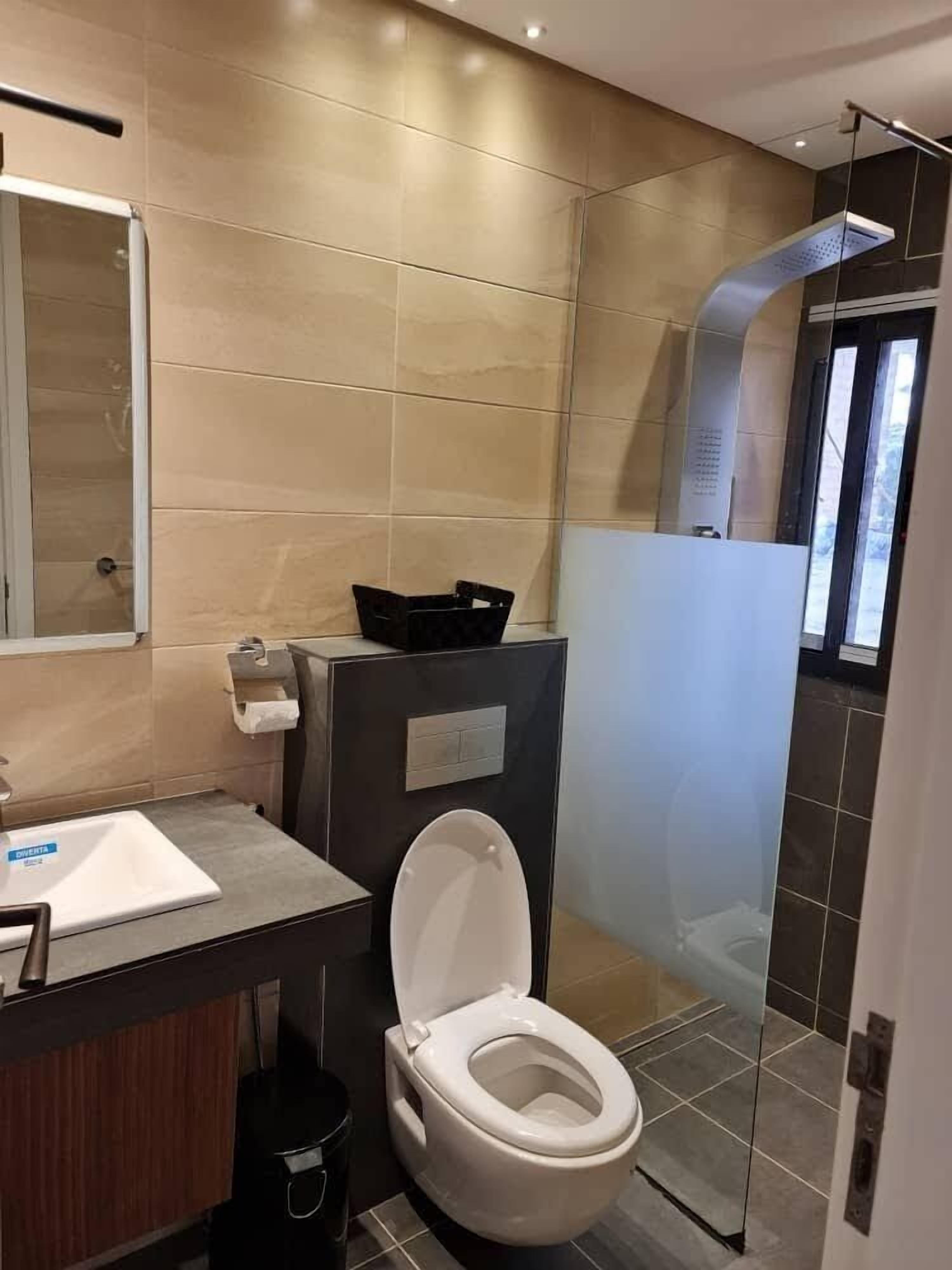 deluxe apartment, 3 bedrooms | bathroom | shower, rainfall showerhead, towels, toilet paper