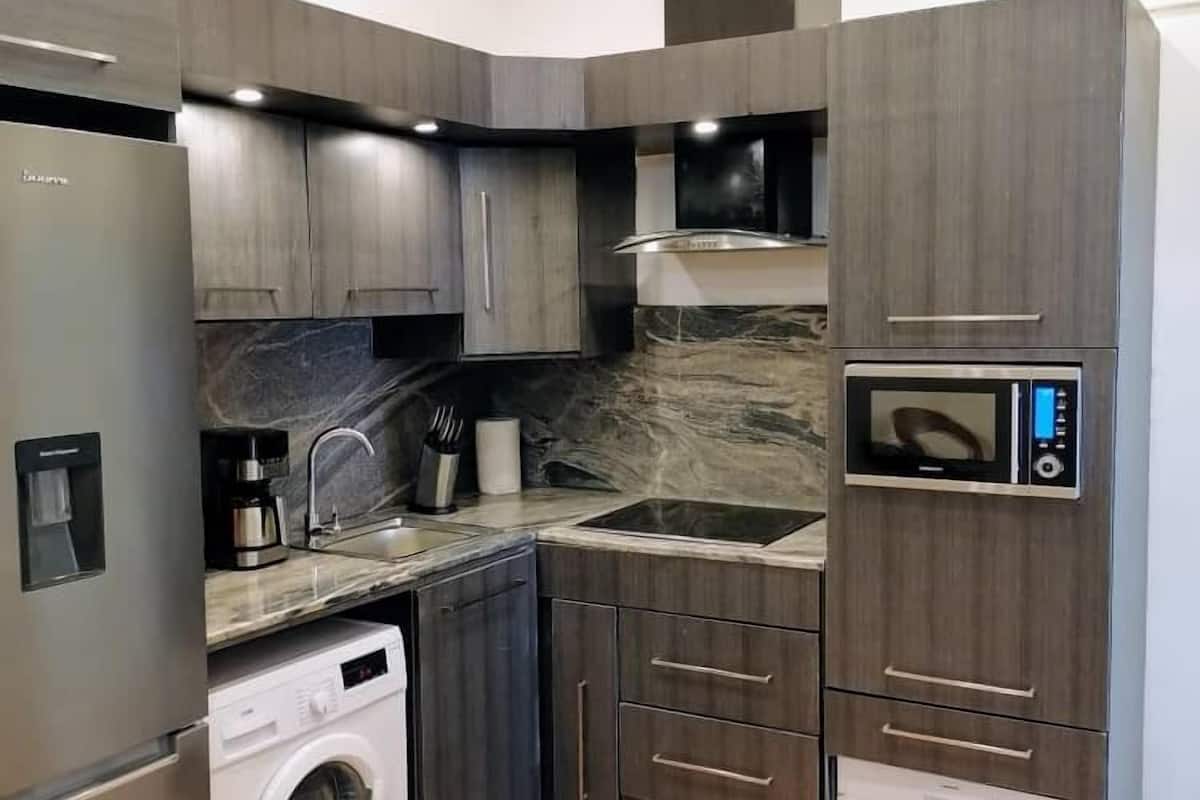 full-sized fridge, microwave, oven, stovetop