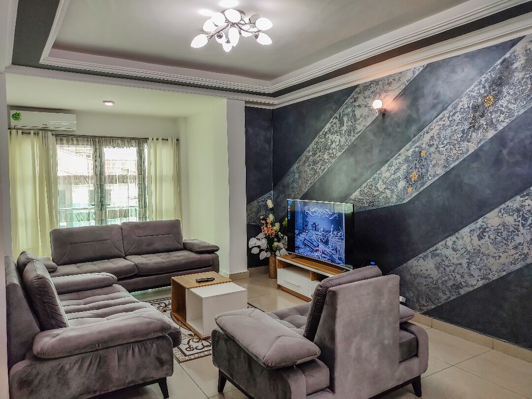 Leilighet – deluxe, 3 soverom | Oppholdsområde | En 32-tommers Flatskjerm-TV med Parabol-TV samt TV