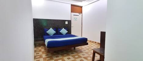 1 bedroom, bed sheets