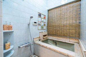 Hus (Private Vacation (Home)) | Badrum | Badkar/dusch, djupt badkar, gratis toalettartiklar och hårtork