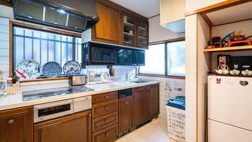 Nhà (Private Vacation (Home)) | Bếp riêng | Tủ lạnh, lò vi sóng, bếp nấu, ấm điện