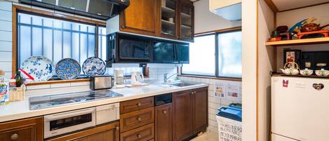 Maison (Private Vacation (Home)) | Cuisine privée | Grand réfrigérateur, micro-ondes, plaque de cuisson