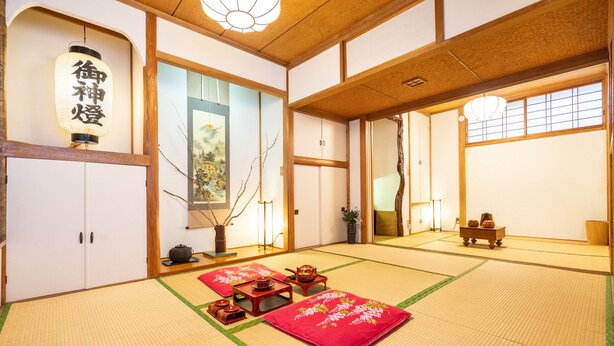 Ein traditioneller japanischer Raum mit Tatami-Böden, Schiebetüren und einem Shoji-Bildschirm.